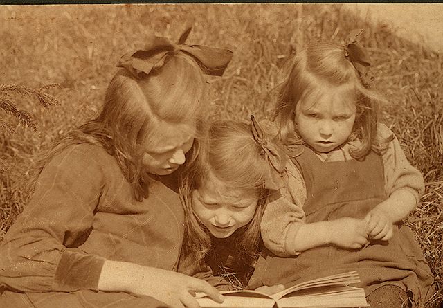 Klik voor foto in apart venster ada_gerda_dinie_1921.jpg