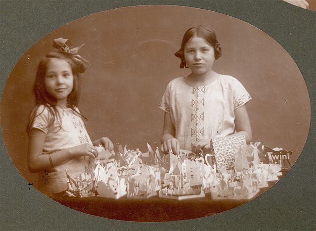 Klik voor foto in apart venster gerda_en_dinie_met_knipsels_1925.jpg