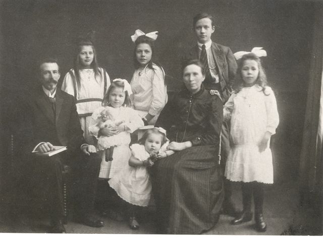 Klik voor foto in apart venster karssen_groep_1920.jpg