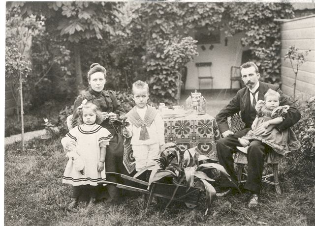 karssen_opa-oma_en_kinderen_1908.jpg