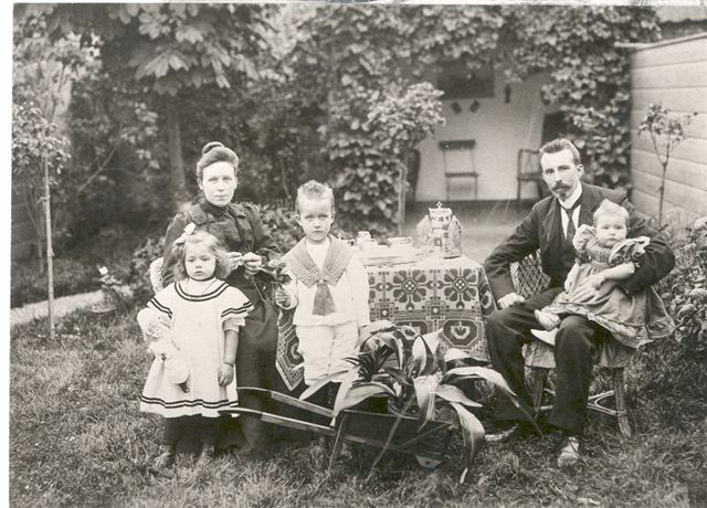 Klik voor foto in apart venster karssen_opa-oma_en_kinderen_1908.jpg