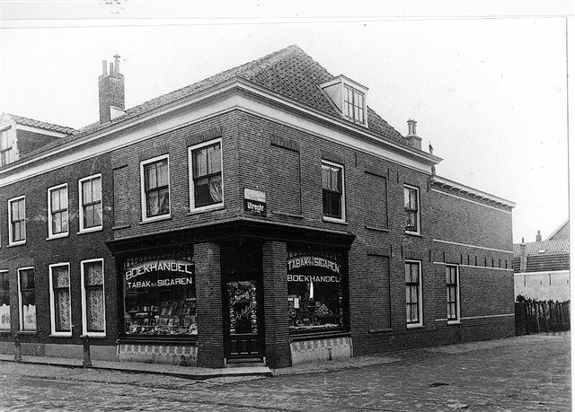 Klik voor foto in apart venster karssen_winkel_1911.jpg