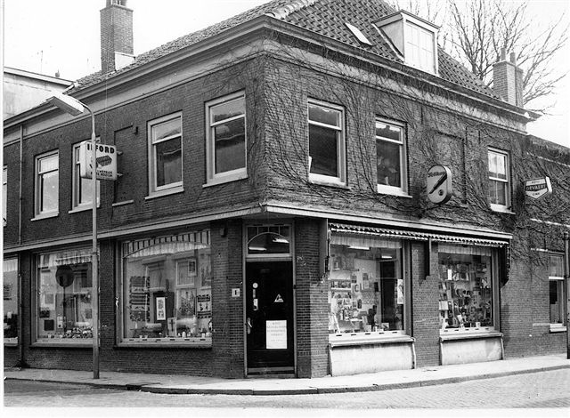 Klik voor foto in apart venster karssen_winkel_1960.jpg