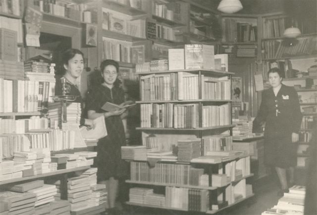Klik voor foto in apart venster karssen_winkel_interieur_met_dochters.jpg