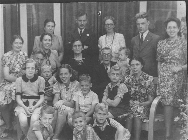 Klik voor foto in apart venster karssenfam._groep1943.jpg