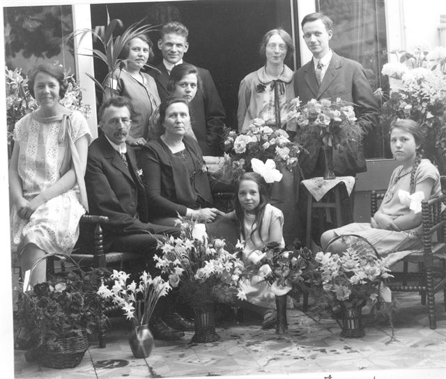 Klik voor foto in apart venster karssengroep_fam.1928.jpg
