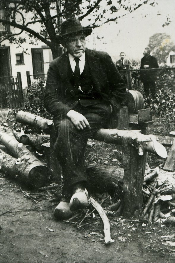 Klik voor foto in apart venster klompenfa.jpg