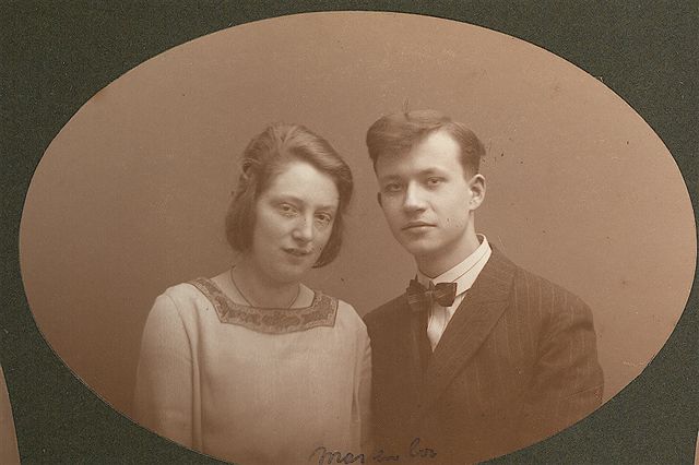 Klik voor foto in apart venster mar_en_cor_1925_verloving.jpg
