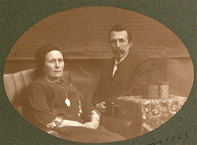 Klik voor foto in apart venster opa_en_oma_1923.jpg