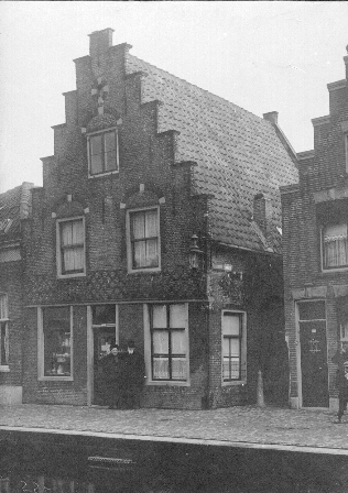 Klik voor foto in apart venster ouderlijkhuismaassluis.jpg